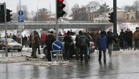Jaunuoliai priartėja prie automobilio.