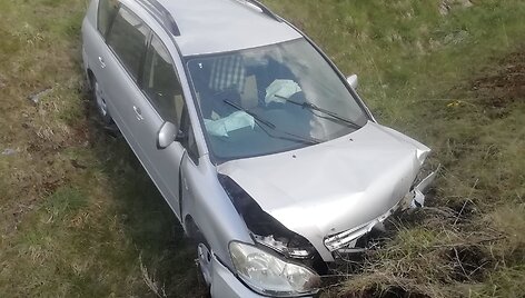 Pasivažinėjimas vogtu automobiliu Pakruojo gyventojui baigėsi griovyje