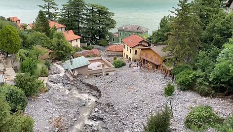 Aplink Komo ežerą &ndash; tragi&scaron;ki vaizdai: galinga liūtis paliko miestus po nuo&scaron;liaužomis