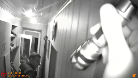 I&scaron; degančio namo gyventojus i&scaron;gelbėjo pro &scaron;alį važiavę policijos pareigūnai