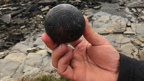 Škotijos salose rasti paslaptingi rutuliai