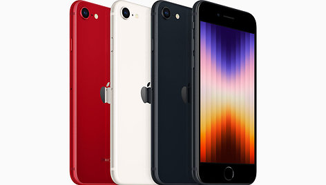 „Apple“ pristatė 5G turintį „iPhone SE“ telefoną ir naują „iPhone 13“ spalvą