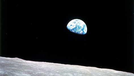 1968 m. „Apollo 8“ astronautų padaryta Žemės nuotrauka. Fone matosi Mėnulio paviršius