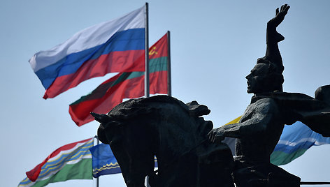 Rusijos ir Padniestrės Moldovos Respublikos vėliavos Tiraspolyje šalia Rusijos XVIII amžiaus karvedžio Aleksandro Suvorovo statulos