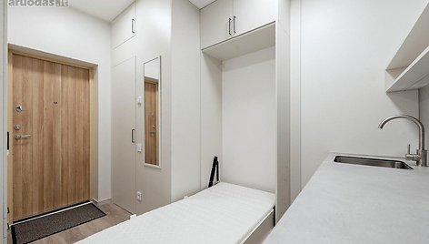 11 kv. metrų butą Vilniuje pasiūlė išsinuomoti už 350 eurų: valgyti ir miegoti tektų tame pačiame kambaryje