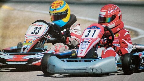 Estebanas Oconas varžosi kartingu su &bdquo;Ferrari&ldquo; kostiumu/ Formula1.com nuotr.