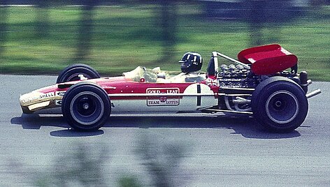 1969 m. Grahamas Hillas važiuoja &bdquo;Lotus 49B&ldquo; bolidu Nurburgringe. (Lothar Spurzem Wikipedia nuotr.)