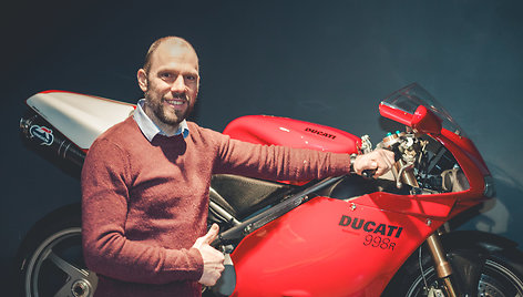 Šarūnas Pladas prie „Ducati“ motociklo. „Baltic Motorcycle Driving Academy“ nuotr.