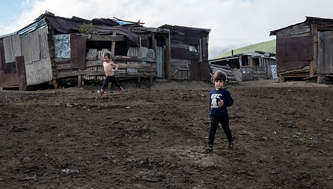 Giorgi vaikai bėga šeimos namų kieme, 2022 m. Liepos 31 d. 