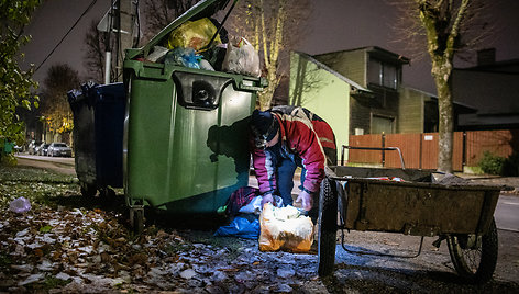 Kaunietė Naira turguje prekiauja išmestais daiktais