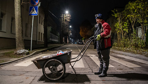 Kaunietė Naira turguje prekiauja išmestais daiktais