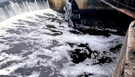 I&scaron; vandens traukiamas BMW automobilis