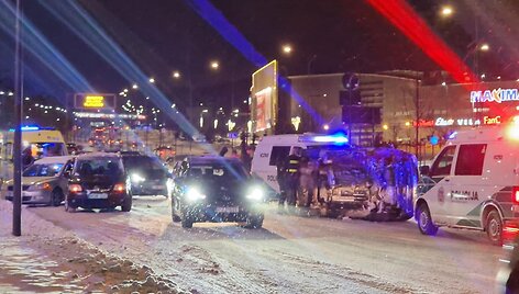 Ozo gatvėje susidūrė keturi automobiliai: vienas jų apvirto ant &scaron;ono