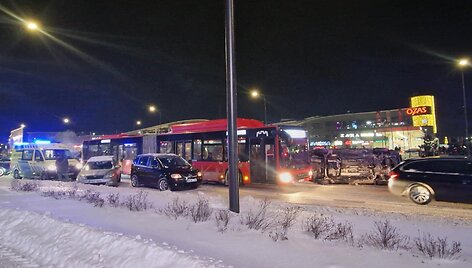 Ozo gatvėje susidūrė keturi automobiliai: vienas jų apvirto ant &scaron;ono