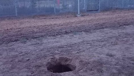 18 migrantų į Lietuvą ropojo i&scaron; Baltarusijos i&scaron;kastu urvu