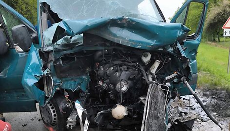 Skapi&scaron;kyje susidūrus automobiliui ir mikroautobusui žuvo žmogus
