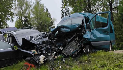 Skapi&scaron;kyje susidūrus automobiliui ir mikroautobusui žuvo žmogus