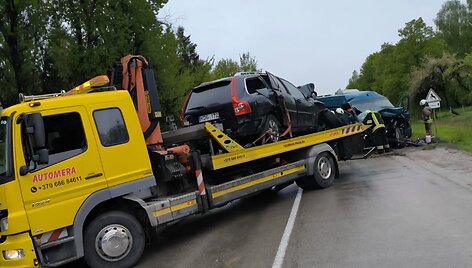 Skapi&scaron;kyje susidūrus automobiliui ir mikroautobusui žuvo žmogus