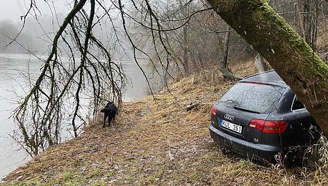 Neries pėsčiųjų take ties Žvėrynu įstrigo automobilis