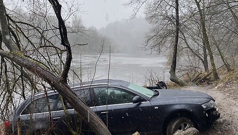 Neries pėsčiųjų take ties Žvėrynu įstrigo automobilis