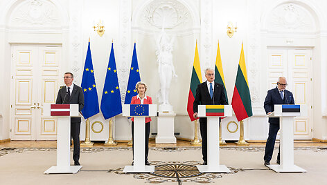 Bendra Europos Komisijos Pirmininkės ir Baltijos &scaron;alių Prezidentų spaudos konferencija Prezidento rūmuose