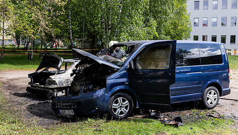 Saltoni&scaron;kių gatvėje užsidegė automobiliai