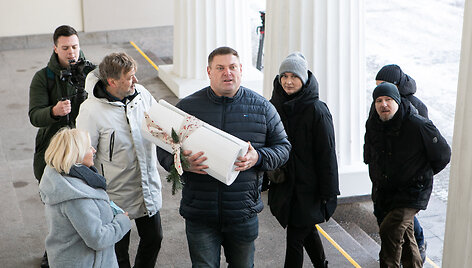 Žinomi žmonės Prezidentui įteikė peticiją dėl Galimybių paso veikimo stabdymo