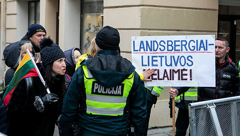 Vasario 16-ąją Vilniaus centre - gausios policijos pajėgos, pasirodė ir protestuotojų