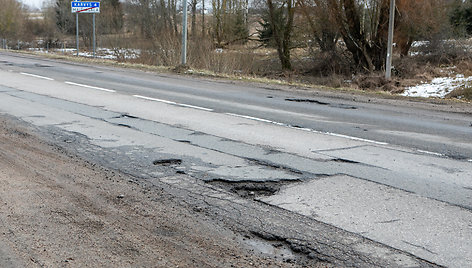 Duobės ant kelio Maišiagaloje