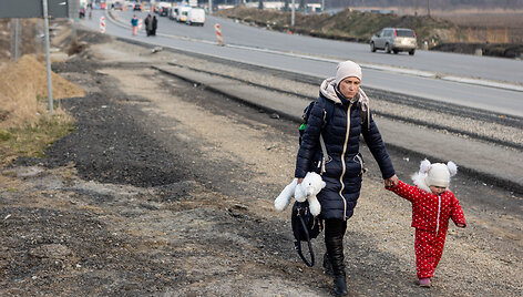 Ukrainos karo pabėgėliai kerta Lenkijos Ukrainos sieną Medykos pasienio punkte
