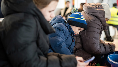 Ukrainos karo pabėgėliai Varšuvos autobusų ir traukinių stotyse