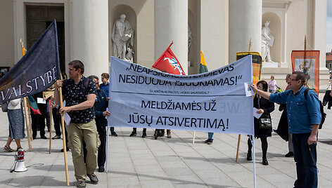 Prie&scaron; &bdquo;Baltic Pride 2022&ldquo; eitynes nusiteikę žmonės kovojo maldomis