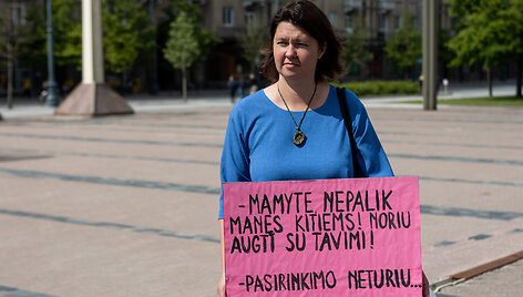 Mamų piketas prie Seimo dėl naujos motinystės i&scaron;mokų tvarkos