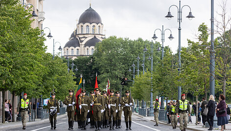 Pagarbos eisena ir gėlių padėjimas prie paminklų politiniams kaliniams ir tremtiniams
