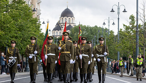 Pagarbos eisena ir gėlių padėjimas prie paminklų politiniams kaliniams ir tremtiniams