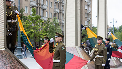 Valstybės vėliavos pakėlimo ceremonija Nepriklausomybės aikštėje Gedulo ir vilties bei Okupacijos ir genocido dienų proga