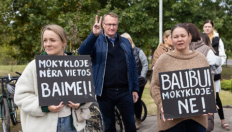 Prie Rie&scaron;ės gimnazijos įvyko direktorės palaikymo mitingas