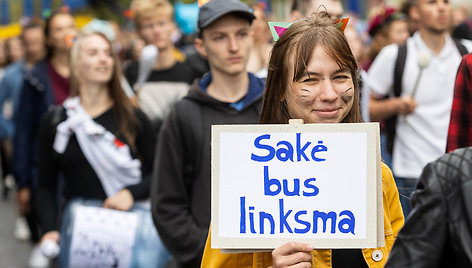 Vilniaus universiteto eisena Gedimino prospektu