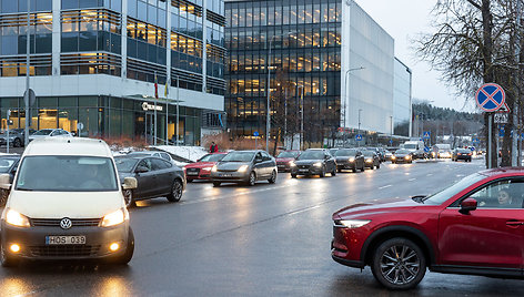 Automobilių spūstys prie prekybos centrų