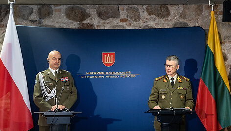 Lenkijos kariuomenės Generalinio &scaron;tabo vir&scaron;ininko generolo Rajmund T. Andrzejczak ir Lietuvos kariuomenės Valdemaro Rup&scaron;io spaudos konferencija