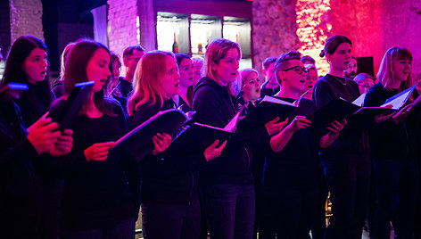 Choras „Bel canto“nustebino parodos „World press photo“ lankytojus surengdami  netikėtą pasirodymą