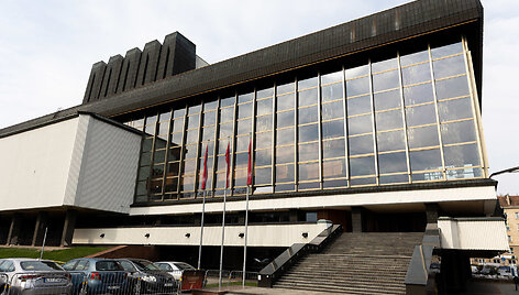 Nuo teatro kolonų nuimta ir&nbsp;pavogta&nbsp;43 žalvarinės apdailos detalės.