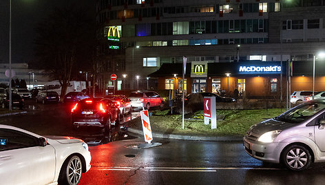 Automobilių eilės prie „McDonald’s“ restoranų