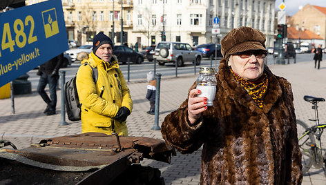 Moterys prie tanko su žvakėmis