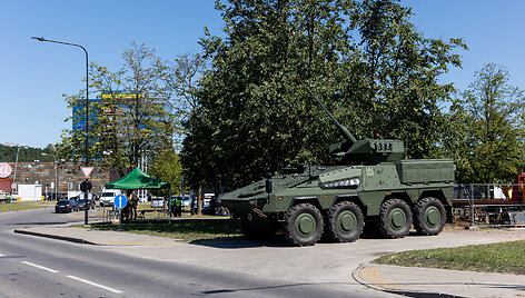 Policijos pareigūnai ir Lietuvos kariuomenės kariai Litexpo prieigose