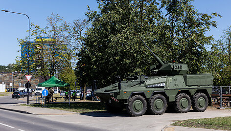 Policijos pareigūnai ir Lietuvos kariuomenės kariai Litexpo prieigose