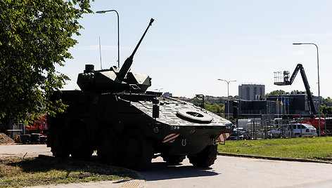 Policijos pareigūnai ir Lietuvos kariuomenės kariai Litexpo prieigose