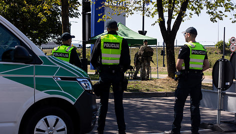 Policijos pareigūnai ir Lietuvos kariuomenės kariai Litexpo prieigose