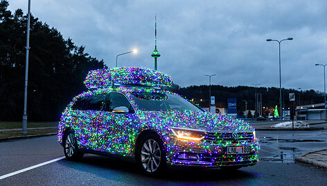 Vilnietis Justinas &scaron;venti&scaron;kai papuo&scaron;ė savo automobilį 