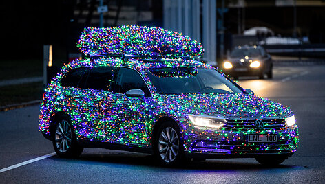 Vilnietis Justinas &scaron;venti&scaron;kai papuo&scaron;ė savo automobilį 